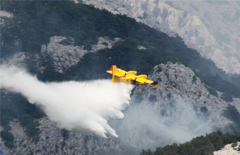 Sedam protupožarnih aviona gase požar kod Kistanja