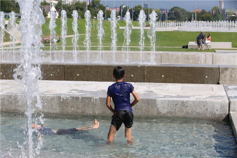 Ljetne vrućine / Bundek, fontana...