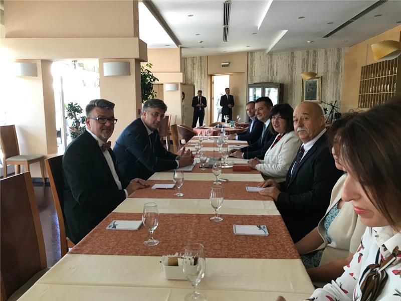 Plenkovic meets Croat community reps in Montenegro