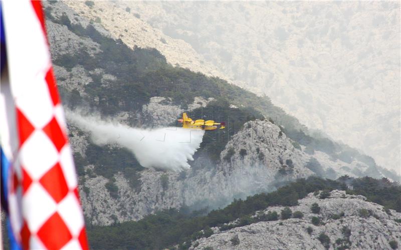 Dva hrvatska kanadera gase požar u Ljubuškom u Hercegovini