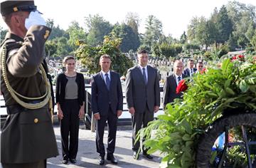 Državni vrh položio vijence i zapalio svijeće na Mirogoju