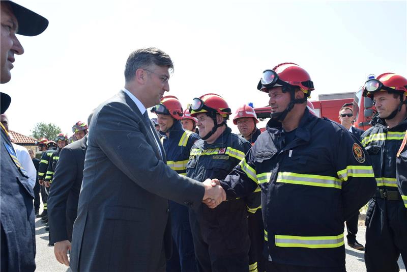 Premijer Plenković obišao požarište kod Kistanja i zahvalio gasiteljima