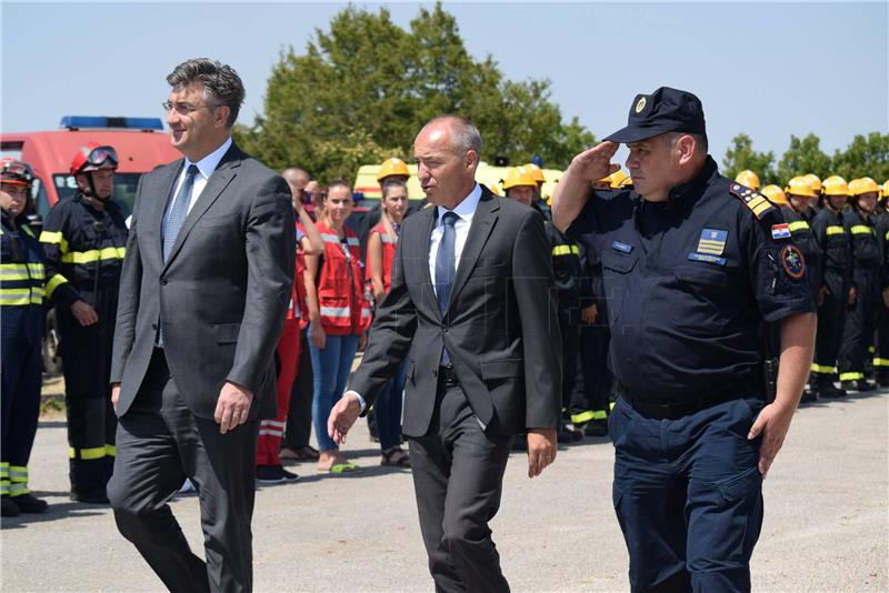 Premijer Plenković obišao požarište kod Kistanja i zahvalio gasiteljima