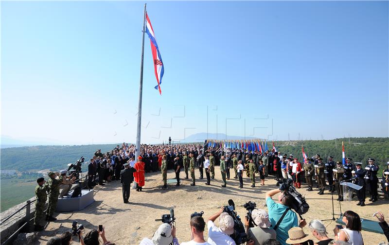 DAN POBJEDE Svečano podignuta hrvatska zastava na Kninskoj tvrđavi