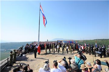 DAN POBJEDE Svečano podignuta hrvatska zastava na Kninskoj tvrđavi