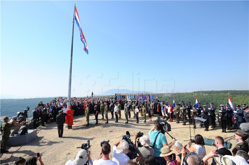 Podignuta zastava na kninskoj tvrđavi