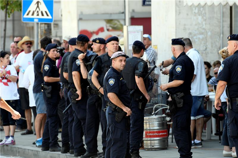 Knin - zbog ustaškog pozdrava privedena sedmorica; još tri osobe prekršajno prijavljene