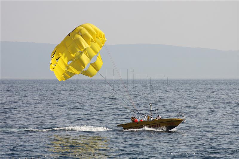 Kupači na plaži u Makarskoj