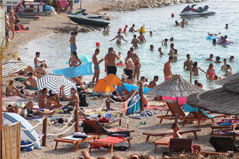 Kupači na plaži u Makarskoj