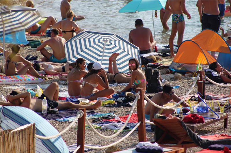 Kupači na plaži u Makarskoj