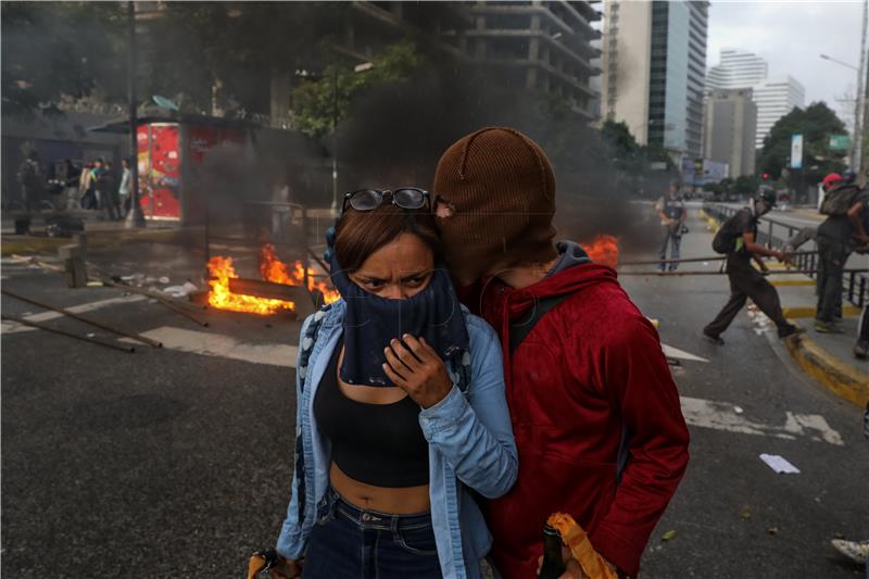 Naoružani venezuelski muškarci u vojnim odorama kažu da započinju pobunu - video