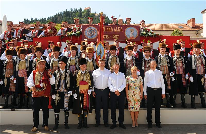 Državni vrh prije početka Alke na prijemu u Alkarskim dvorima 