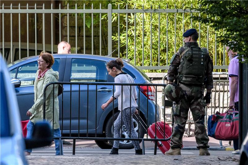 Na autocesti uhićen i ranjen osumnjičeni za napad na vojnike u Parizu