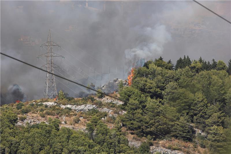 Vatrogasac ozlijeđen na požarištu na području Klisa, požar pod nadzorom