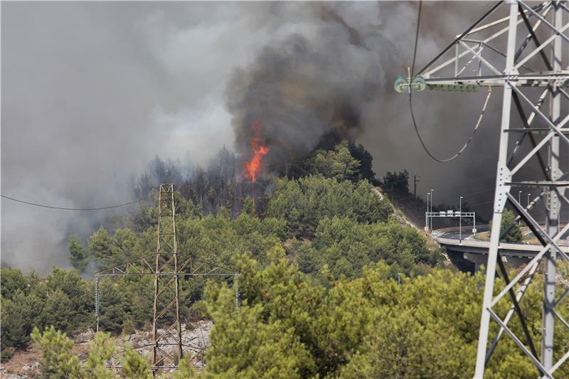 Požar na Kliškom polju ponovno se rasplamsao pa se stišao