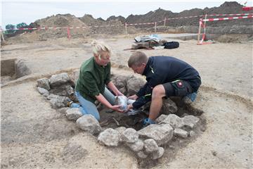 Neolithic and Bronce Age graves discovered