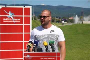 Stipe Žunić na druženju s novinarima i gradonačelnikom Bandićem