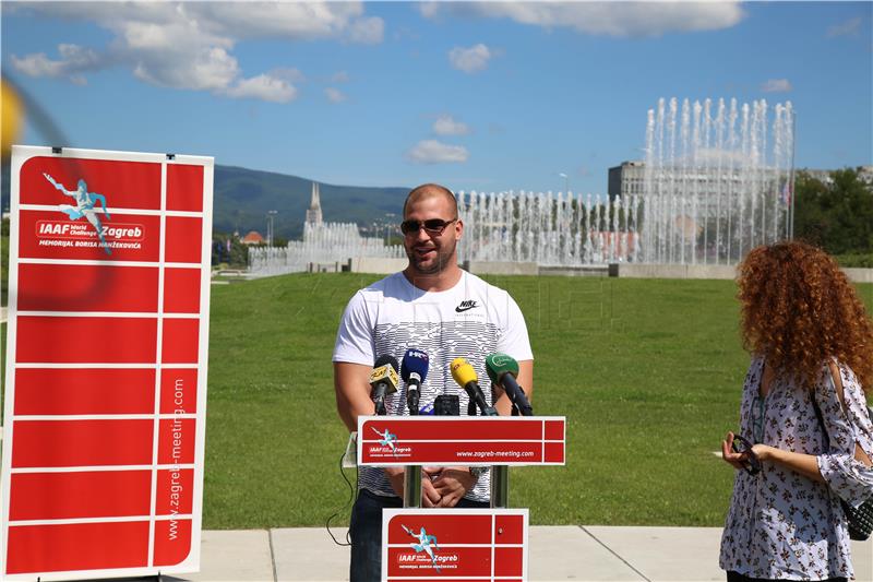 Stipe Žunić na druženju s novinarima i gradonačelnikom Bandićem