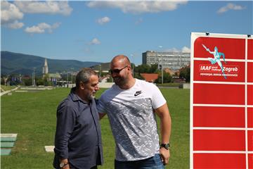 Stipe Žunić na druženju s novinarima i gradonačelnikom Bandićem