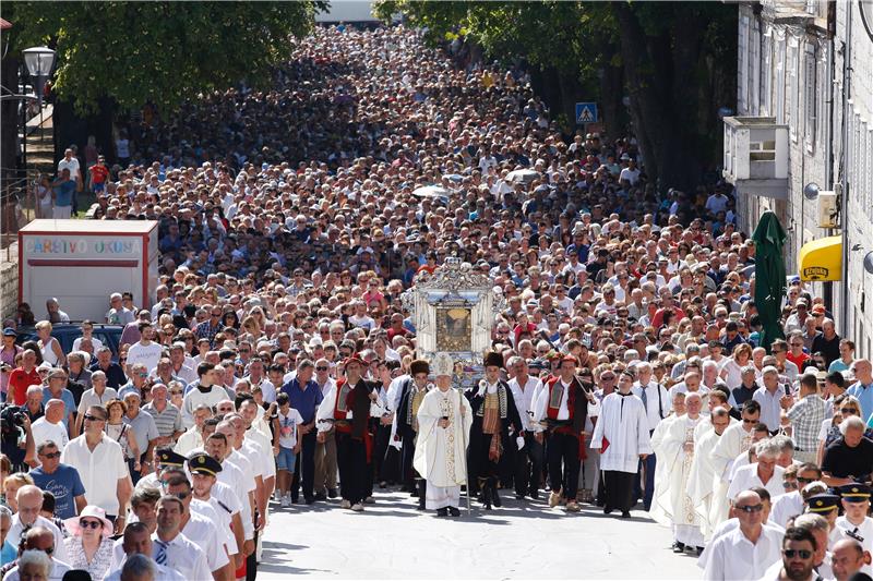 U procesiji u Sinju više desetaka tisuća vjernika 