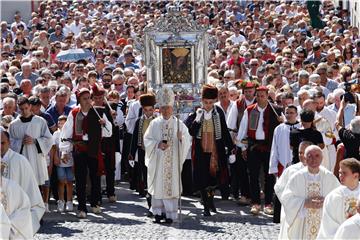 U procesiji u Sinju više desetaka tisuća vjernika 