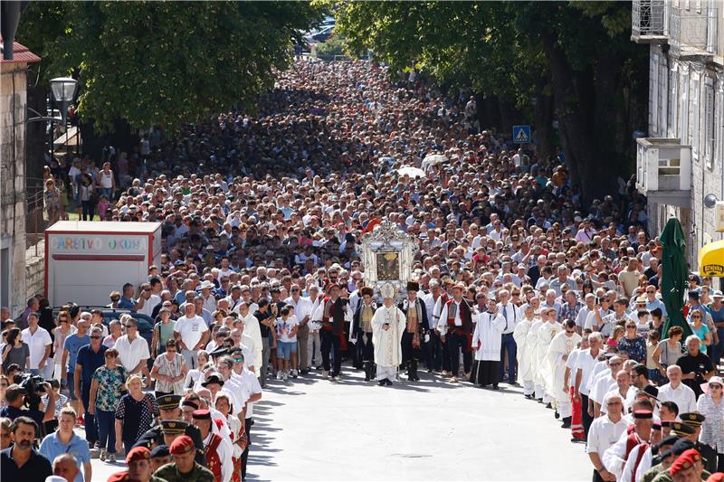 U procesiji u Sinju više desetaka tisuća vjernika 