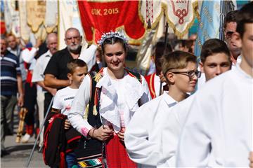 U procesiji u Sinju više desetaka tisuća vjernika 