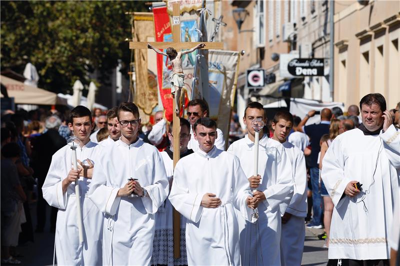 U procesiji u Sinju više desetaka tisuća vjernika 