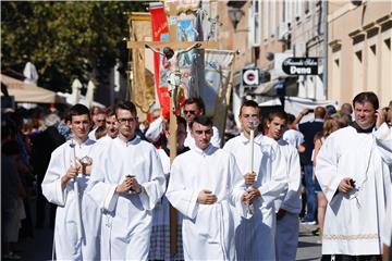 U procesiji u Sinju više desetaka tisuća vjernika 