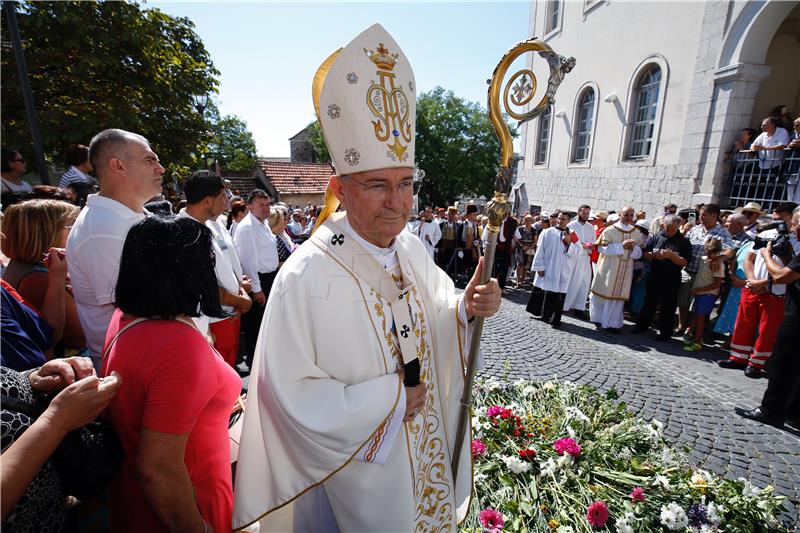 U procesiji u Sinju više desetaka tisuća vjernika 