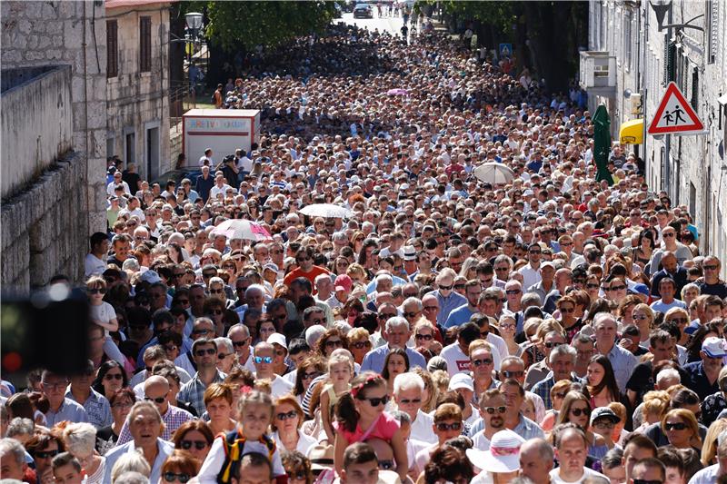 U procesiji u Sinju više desetaka tisuća vjernika 