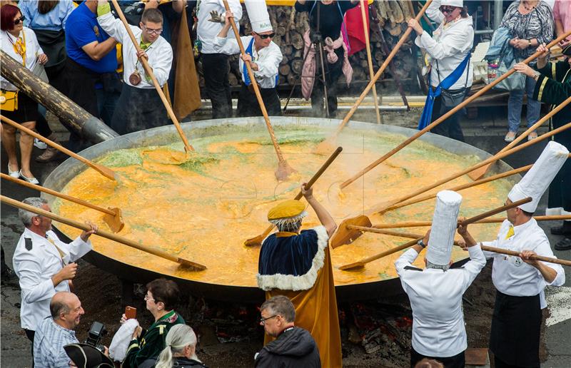 BELGIUM GASTRONOMY GIANT OMELETTE