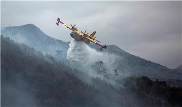 Kanaderi i airtractor gase požarište Zaton-Raslina i na Svilaji