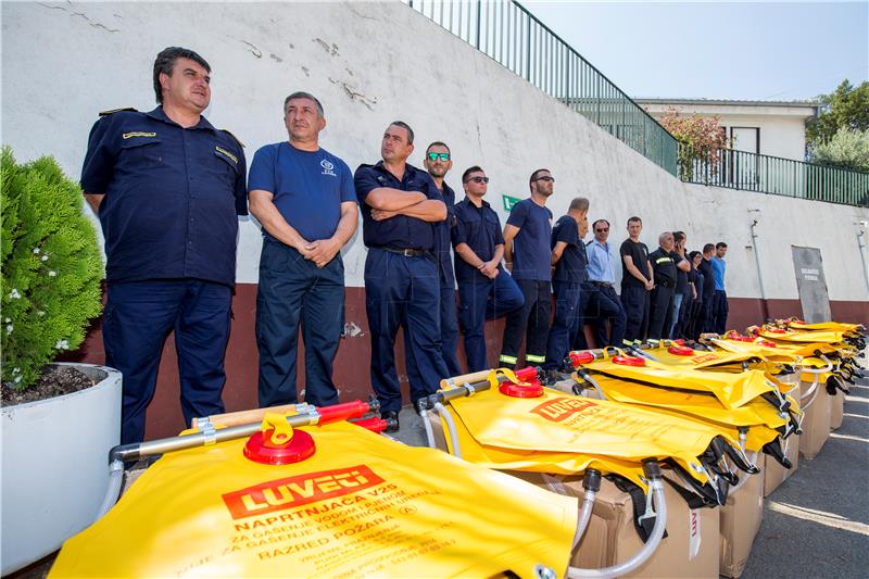 Udruga Cro Unum vatrogascima donirala 130 naprtnjača