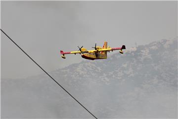 Zračne snage gase požare na Promini, Svilaji i Velebitu