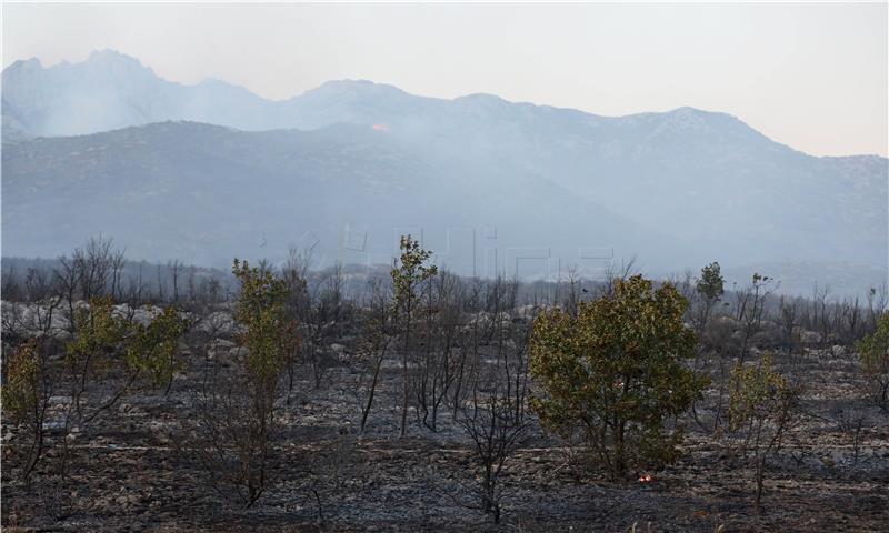 Zbog sumnje u izazivanja požara kod Kistanja privedeno pet maloljenika i 18-godišnjak