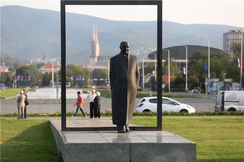 Polaganje vijenaca kod spomenika na Aveniji Većeslava Holjevca