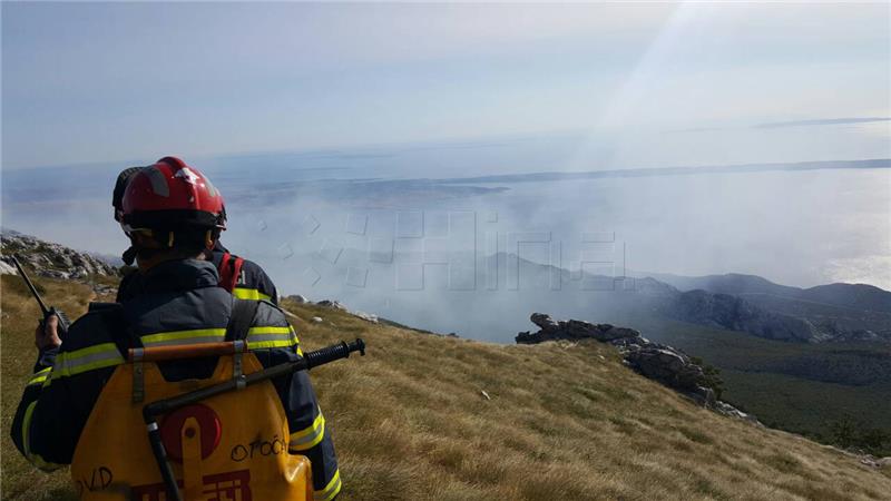 Sjeverni Velebit gori tjedan dana, nije ga ugasila niti kiša