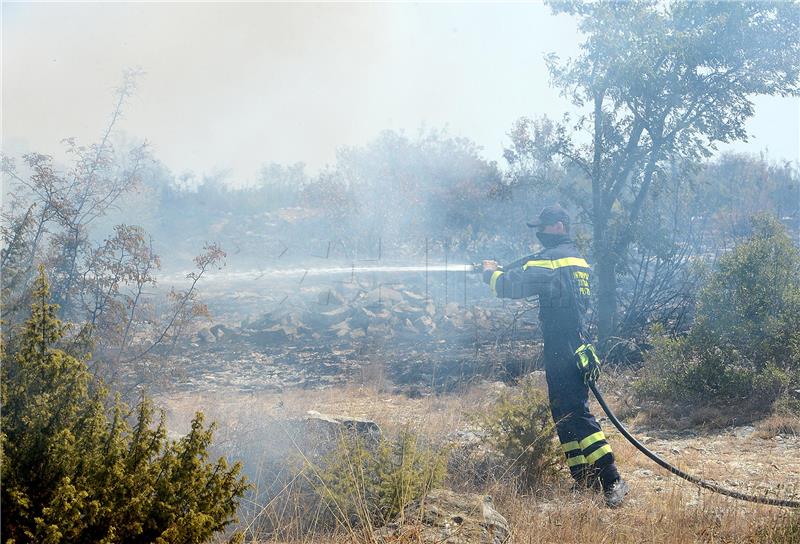 Buknuo požar na Braču; stavljen pod nadzor brzom intervencijom vatrogasca 