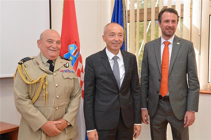 Defence Minister receives British Chief of the Defence Staff