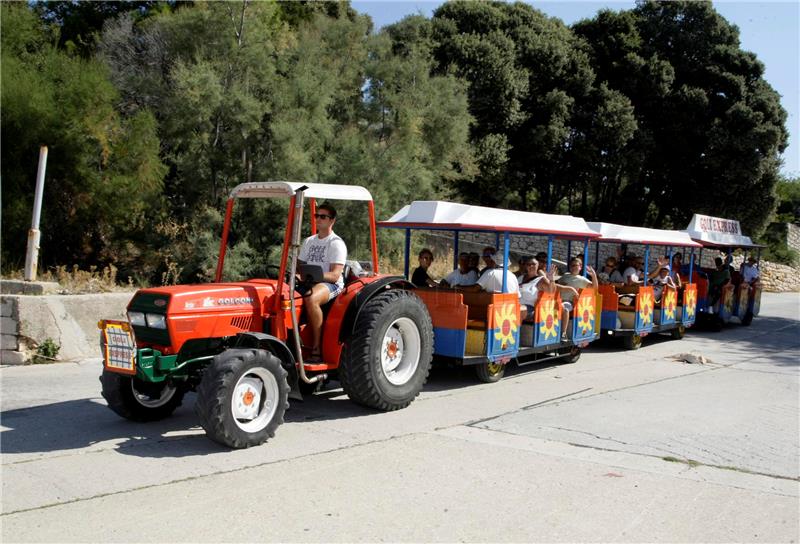 Goli Otok - turisti