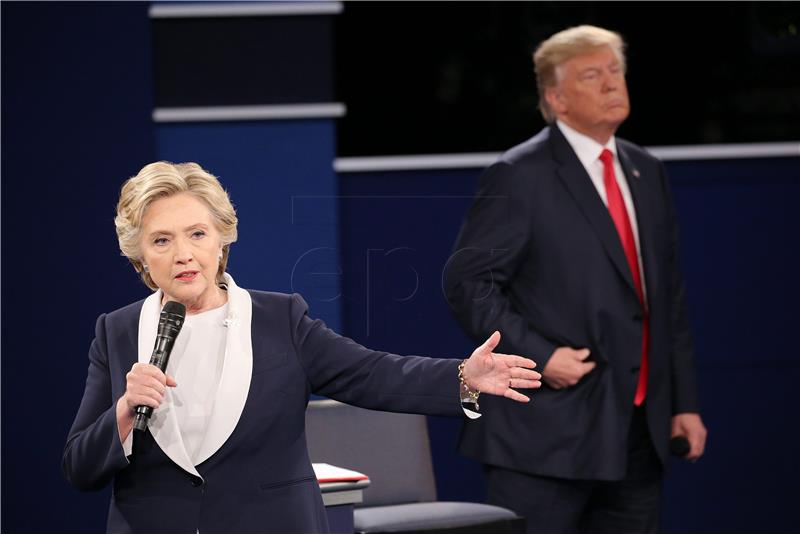 Clinton u novoj knjizi piše kako ju je Trump uznemiravao tijekom debata