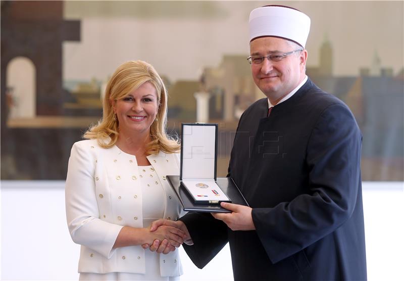 President Grabar-Kitarovic decorates leader of Islamic Community in Croatia