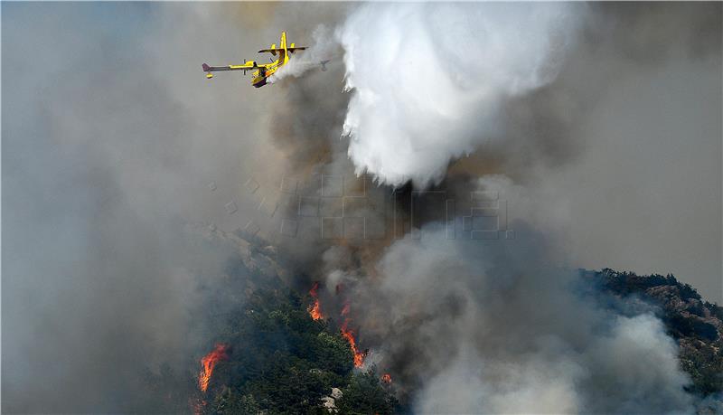  Požarište kod Vodica gasi pet protupožarnih aviona 