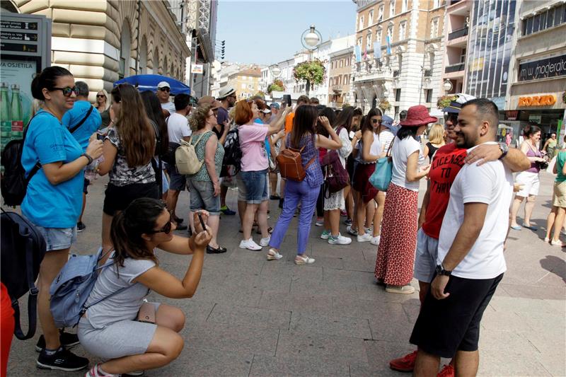 Turisti u razgledavanju Rijeke