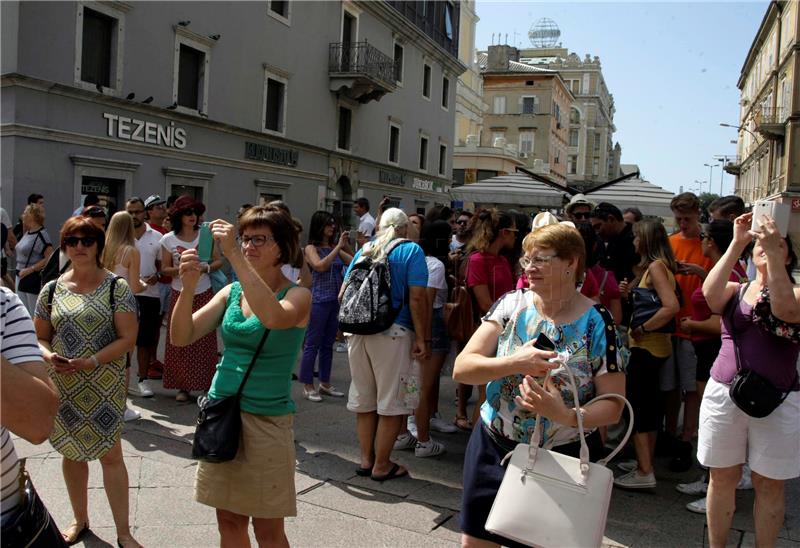 Turisti u razgledavanju Rijeke