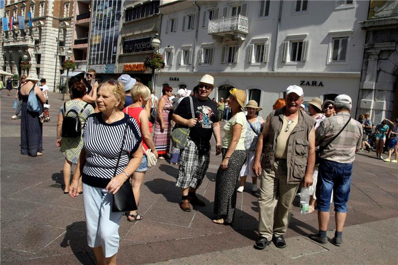 Turisti u razgledavanju Rijeke