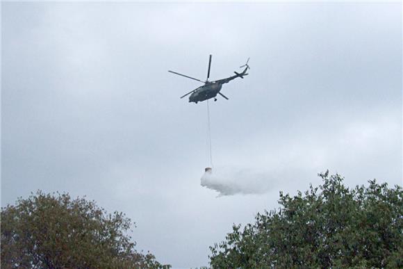  Zbog širenja požara na Velebit helikopterom stigli profesionalni vatrogasci iz Rijeke i Splita