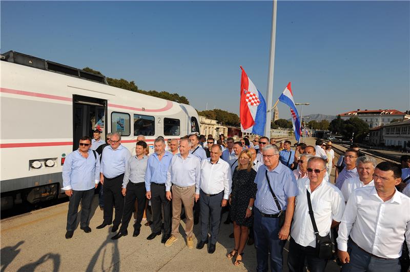  U "Vlaku slobode" potpisan ugovor u uvođenju zajedničke prijevozne karte za autobusni i željeznički promet