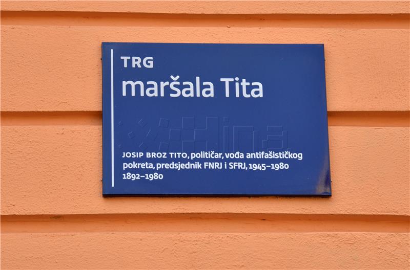 Tabla s imenom Trga maršala Tita